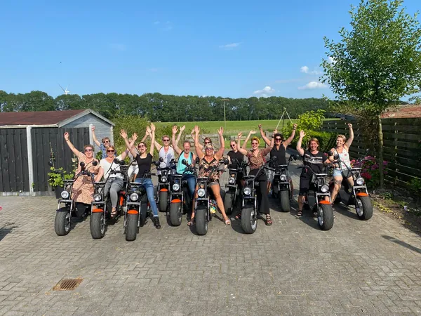 Juichende groep op E-Choppers