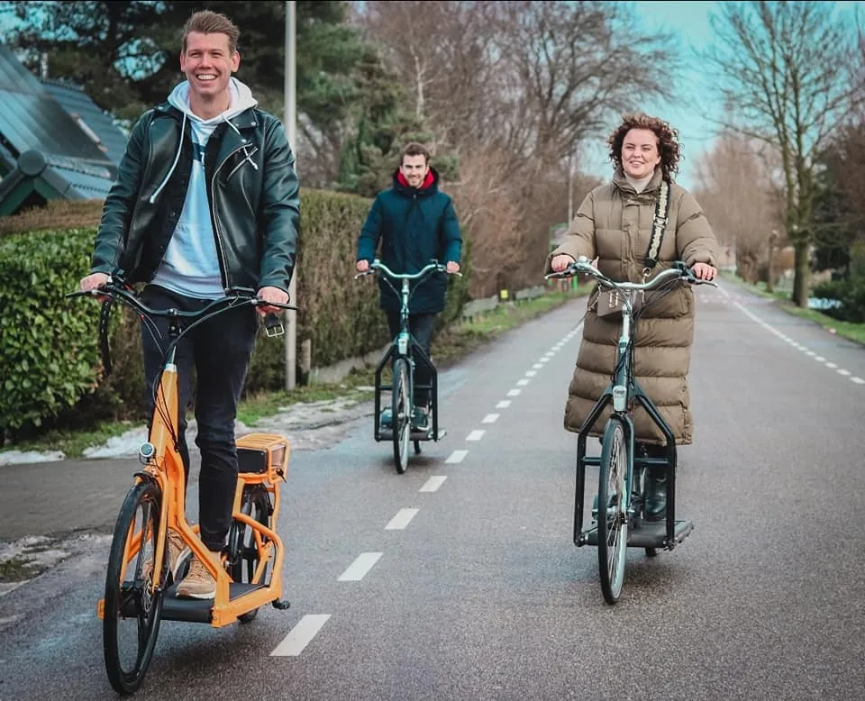 Drei Freunde auf E-Walkern auf dem Radweg