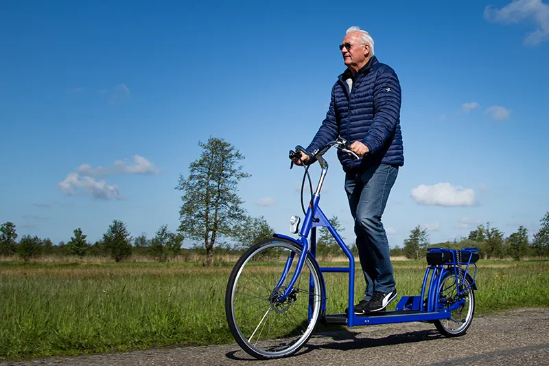 Man op een blauwe Lopifit in de polder