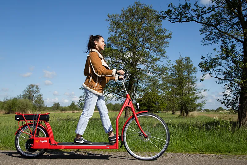 Frau auf einem roten Lopifit im Polder
