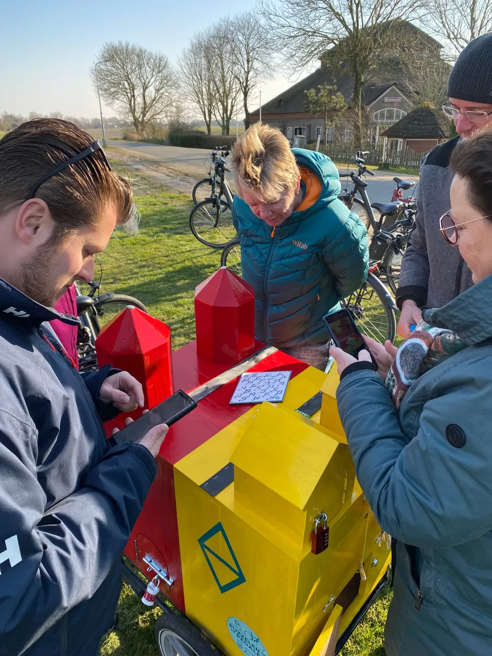 Gruppe mit Miet-E-Bikes bei einem Stopp in Nordholland