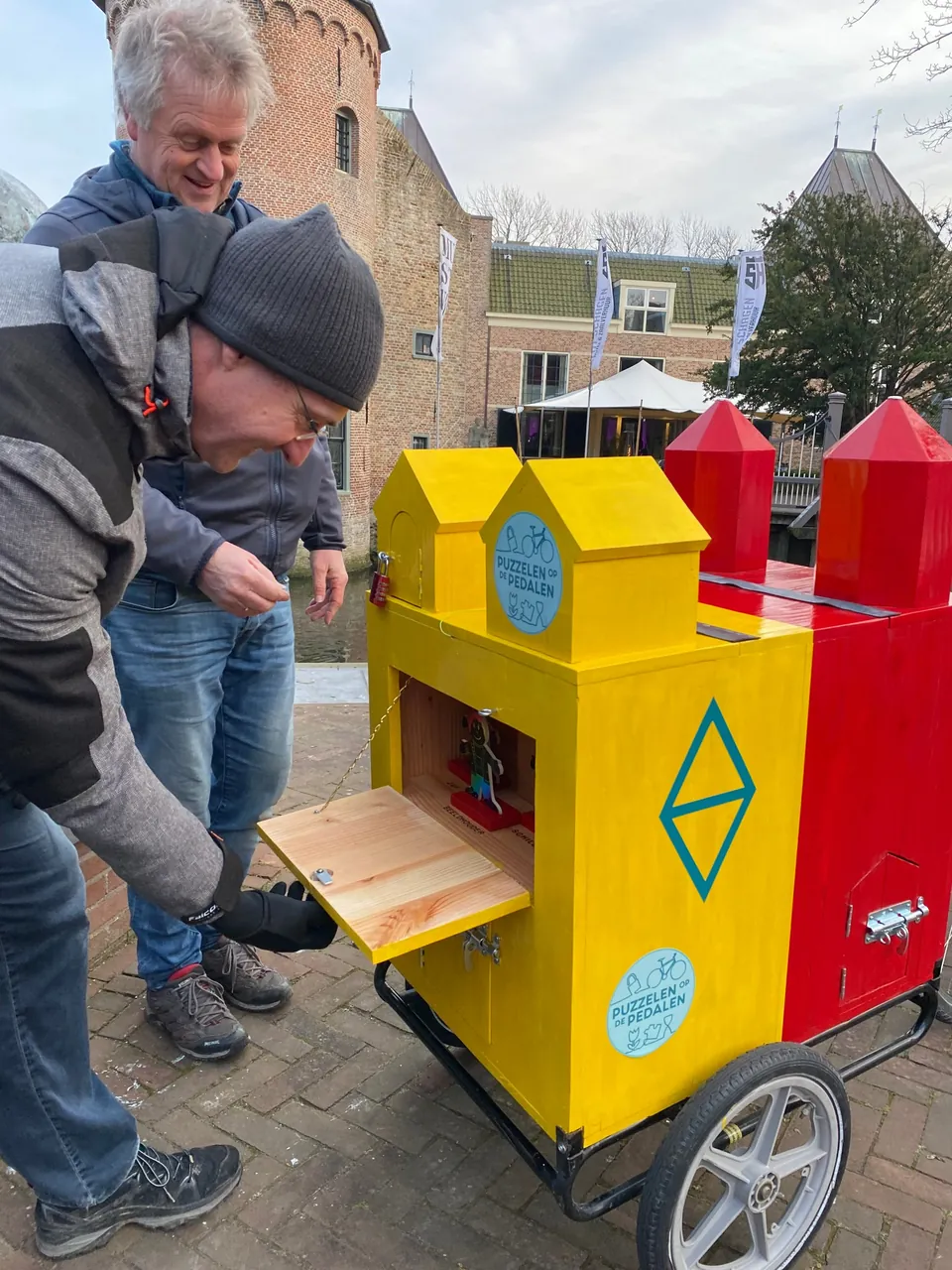 Een vak van de puzzelkar gaat open