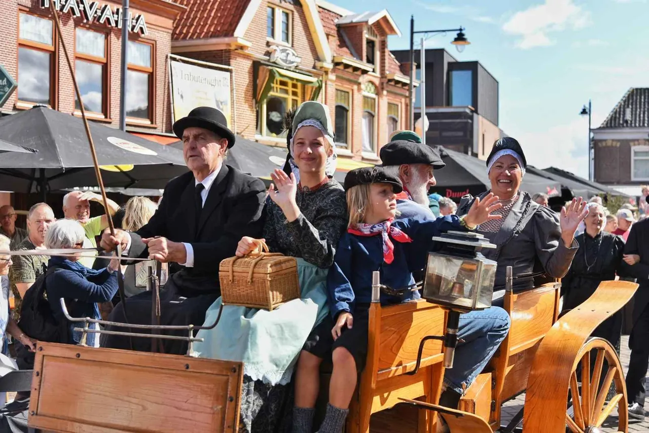 West-Friese Folklore met paard en wagen in het centrum van Schagen